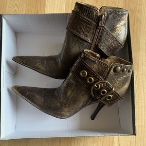 Carlos Santana Avenger T. Moro print boots with original shoe box.